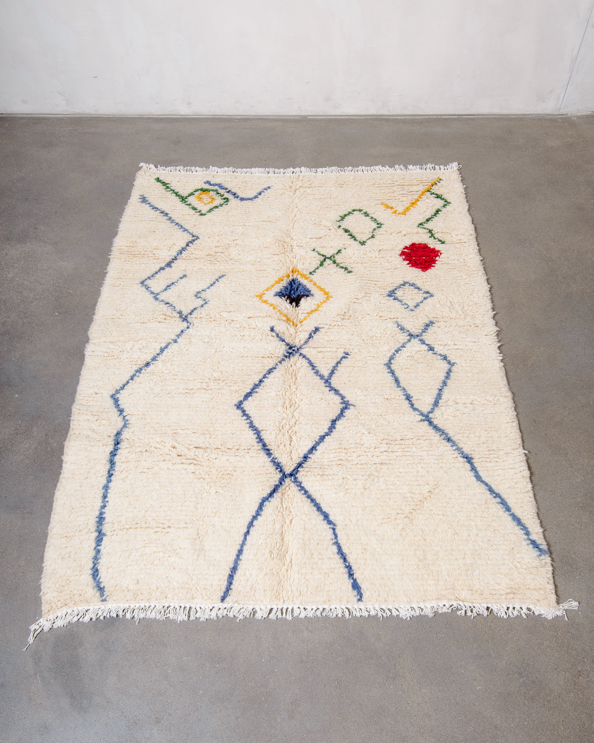Modern designer handcrafted Berber rug from Morocco. Azilal rug with beautiful colours and patterns. Made of sheep’s wool and cotton.